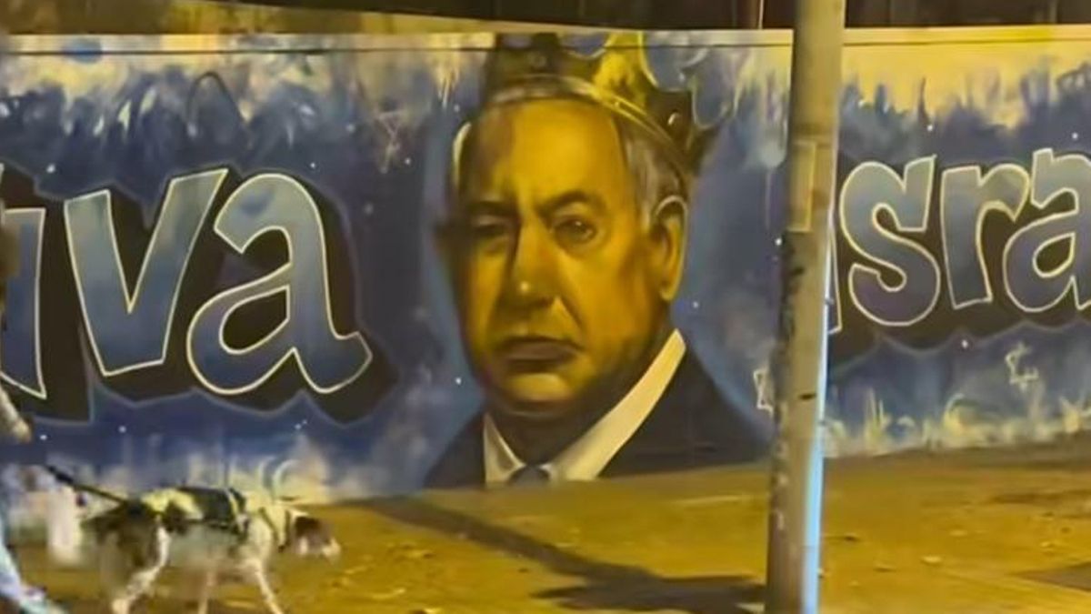Un grafitero sionista viaja a Barcelona para tapar un mural contra Netanyahu con el mensaje "Viva Israel"