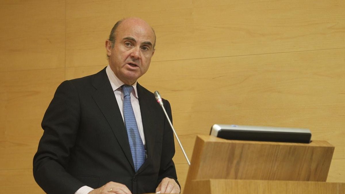 Economía actuará para eliminar la doble comisión en los cajeros si no lo hace el Banco de España
