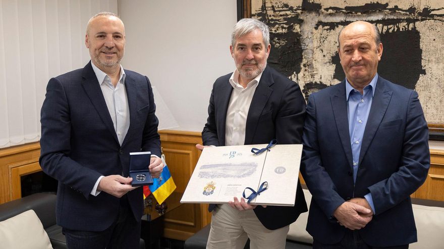 La Unión Deportiva Las Palmas recibe la Medalla de Oro de Canarias en su 75 aniversario