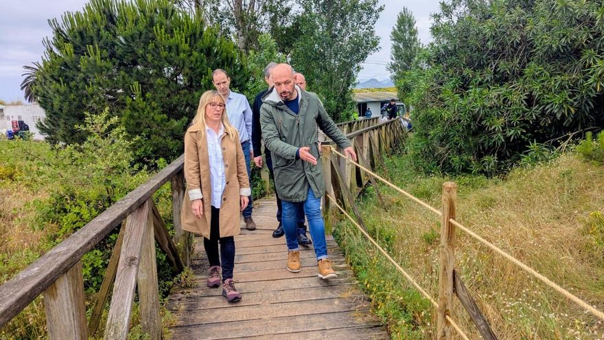 El MITECO inicia las obras de sustitución de la pasarela de madera en El Puntal de Laredo
