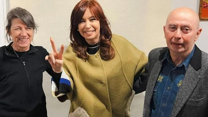 Máximo Kirchner publicó una foto inédita de Cristina con el Indio Solari y llamó a “votar a conciencia como si ella estuviera en la lista"