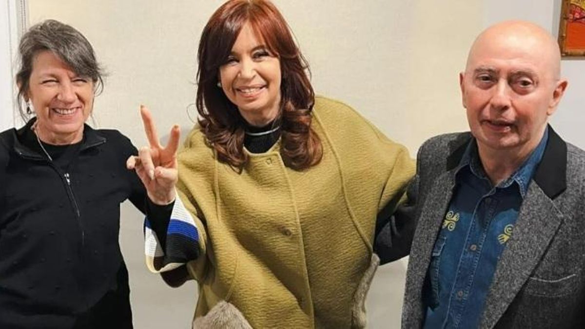 La imagen que publicó Máximo Kirchner en la que se ve a Cristina junto al Indio Solari y su pareja, Virginia.