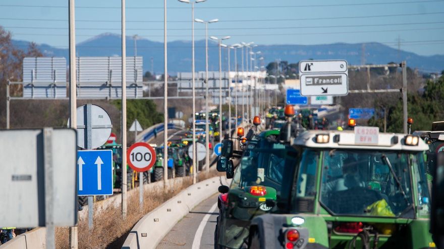 Camiones concentrados en el acceso del Eix Transversal de Port de Tarragona, a martes 13 de febrero de 2024