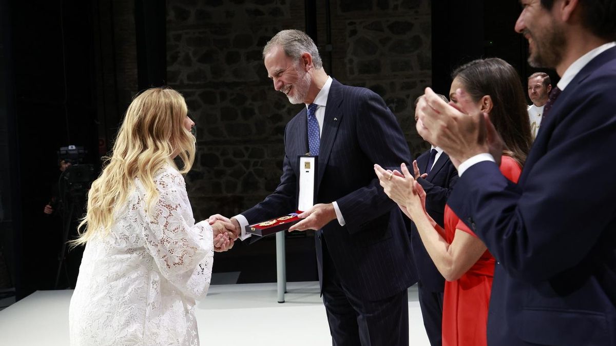 Juana Martín recibe la Medalla de Oro al Mérito en las Bellas Artes.