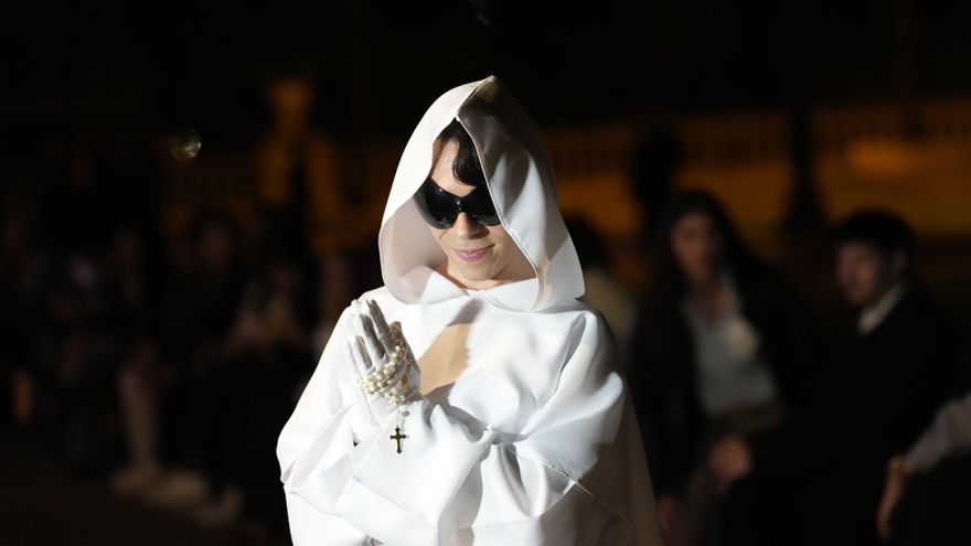 Rosalía se aparece en el MNAC para revelar su 'Lux' a Barcelona