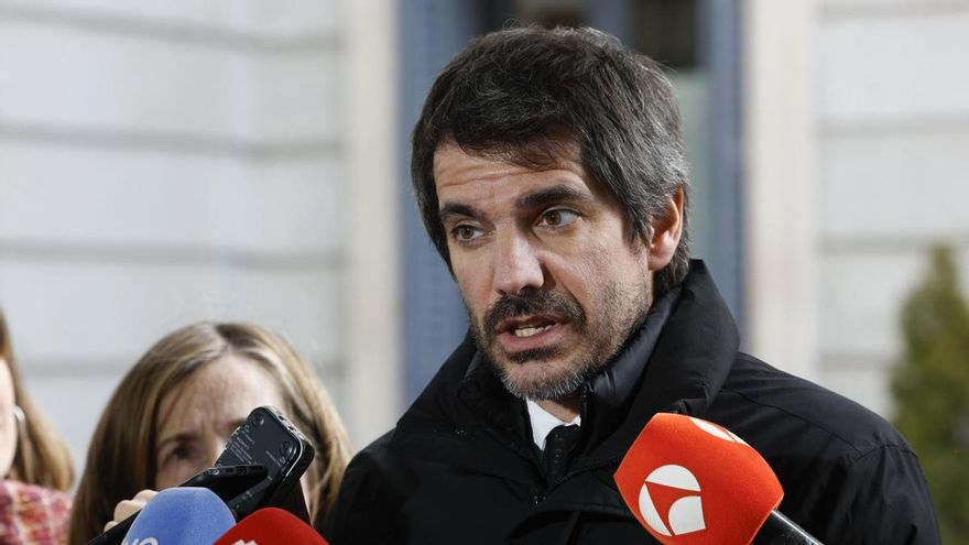 El ministro de Cultura, Ernest Urtasun realiza declaraciones a la prensa, este martes en el Congreso.