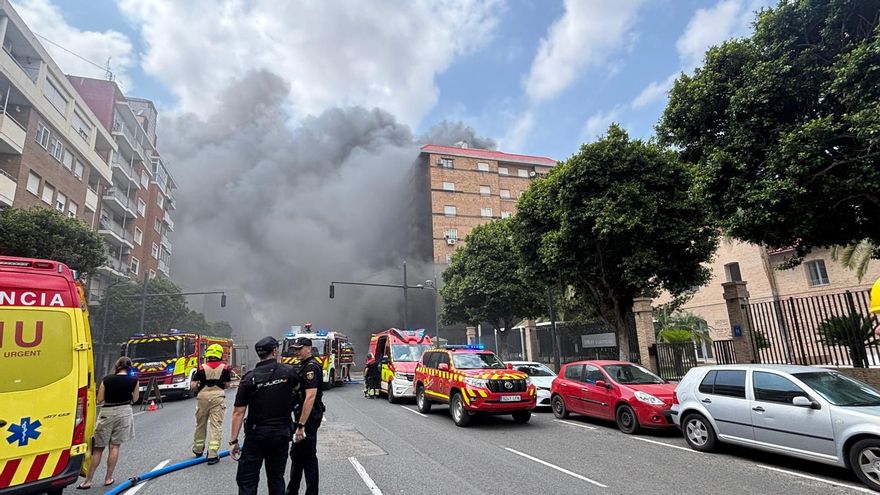 Un incendio en un local comercial de València obliga a desalojar 100 viviendas y cortar la Avenida del Puerto