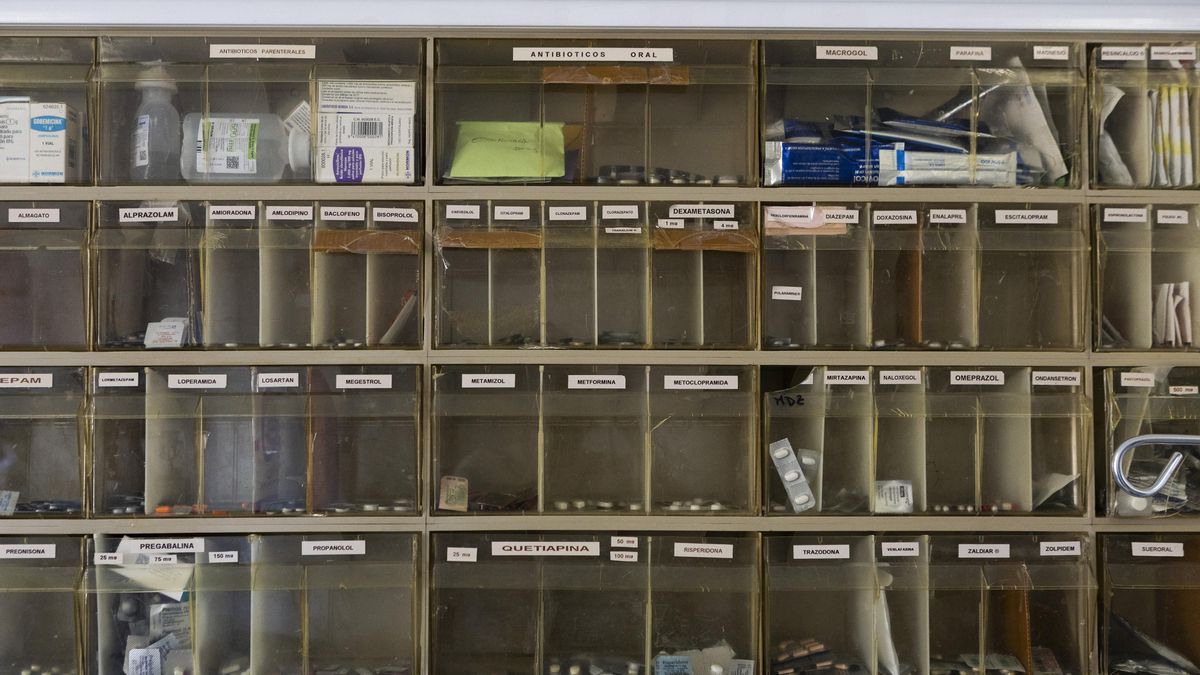 Una estanterí­a con los medicamentos que se utilizan a diario en la sala de cuidados paliativos del Hospital General