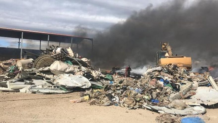 Incendio planta de reciclaje 'León Verde'. Bomberos León.