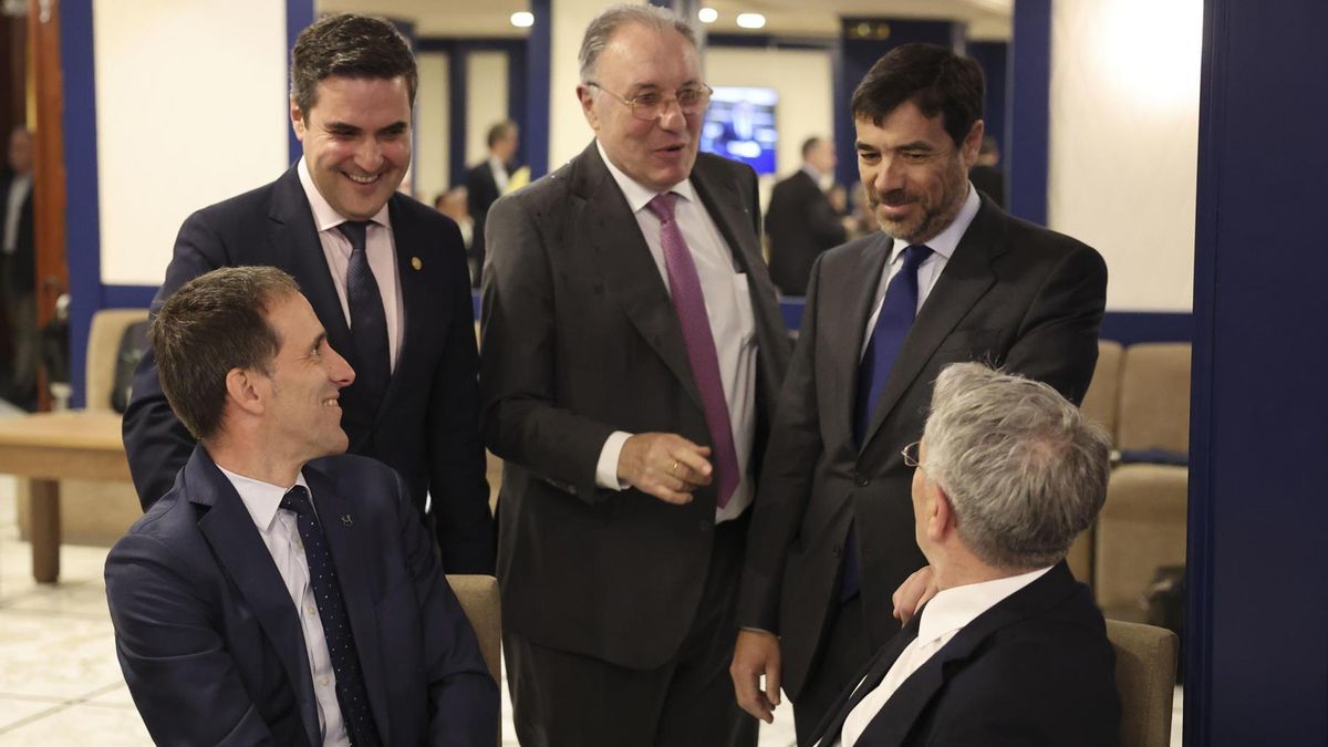 El consejero del Gobierno Vasco, Mikel Jauregi, el presidente de Kutxabank, Anton Arriolay el de Sidenor José Antonio Jainaga, hablan con el presidente del grupo Mondragón Pello Rodríguez Zabaleta y el de Petronor, Emiliano López Atxurra.