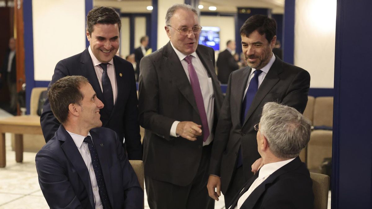 El consejero del Gobierno Vasco, Mikel Jauregi, el presidente de Kutxabank, Anton Arriolay el de Sidenor José Antonio Jainaga, hablan con el presidente del grupo Mondragón Pello Rodríguez Zabaleta y el de Petronor, Emiliano López Atxurra.