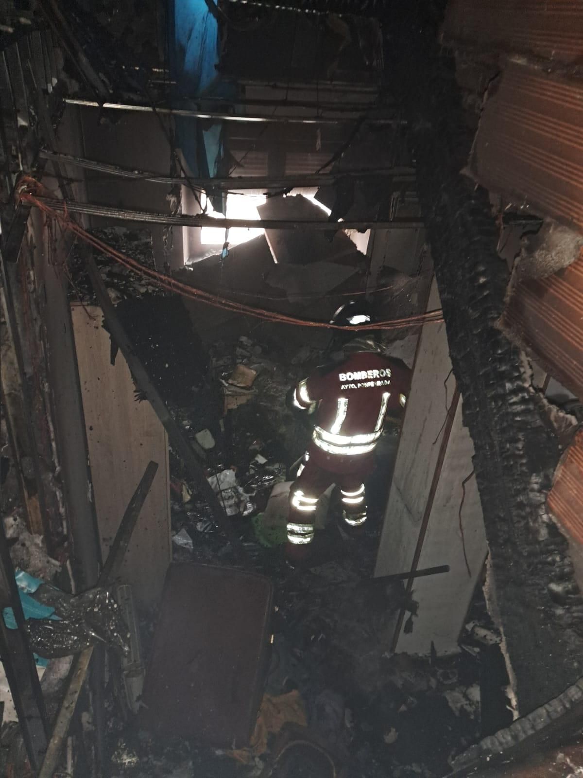 Estado del interior de la vivienda incendiada en Las Ventas de Albares.