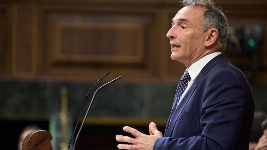 El diputado de Sumar Enrique Santiago durante un pleno extraordinario, en el Congreso de los Diputados, a 9 de julio de 2025, en Madrid (España).