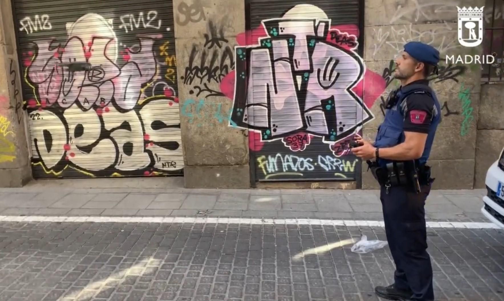 Un Policía Municipal hace volar un dron