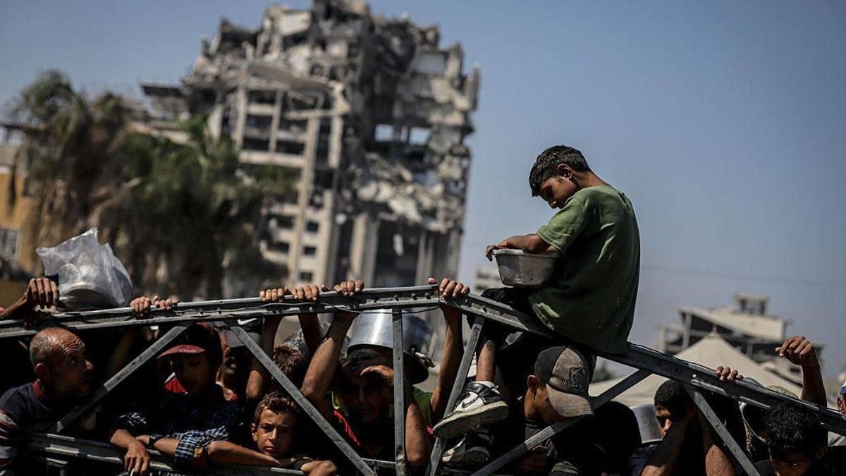Palestinos esperando la distribución de comida en la Franja de Gaza 