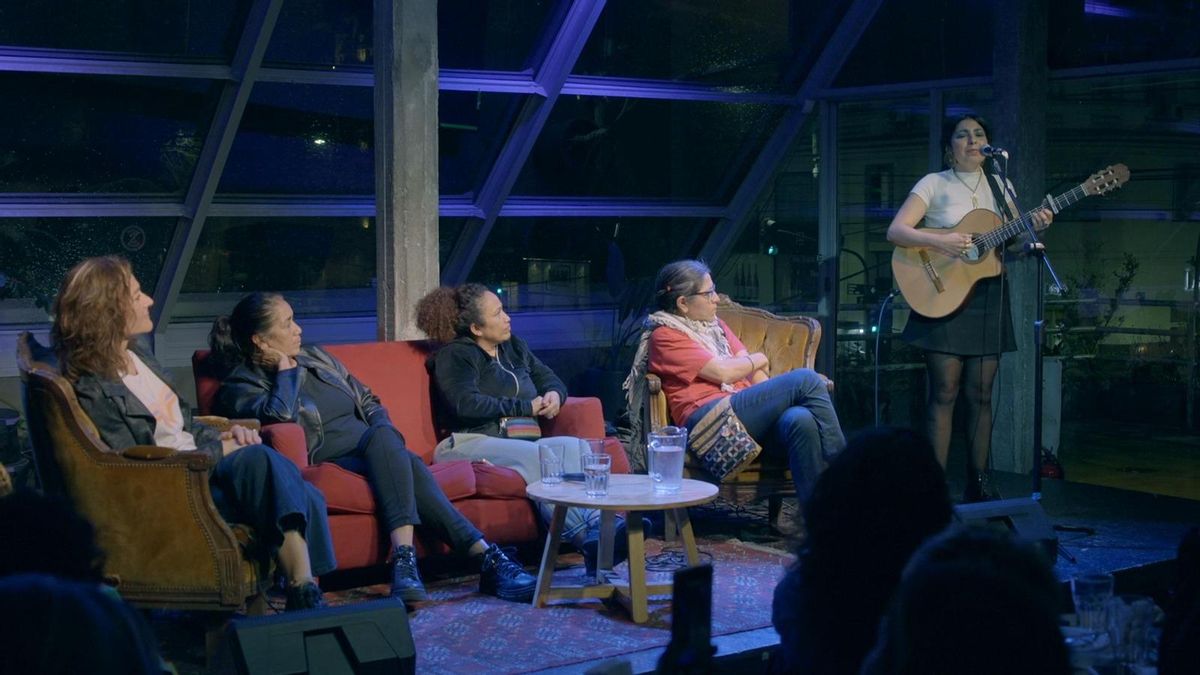 La cantante y compositora Sofía Viola estuvo a cargo del cierre del segundo encuentro de "Destellos en la oscuridad".