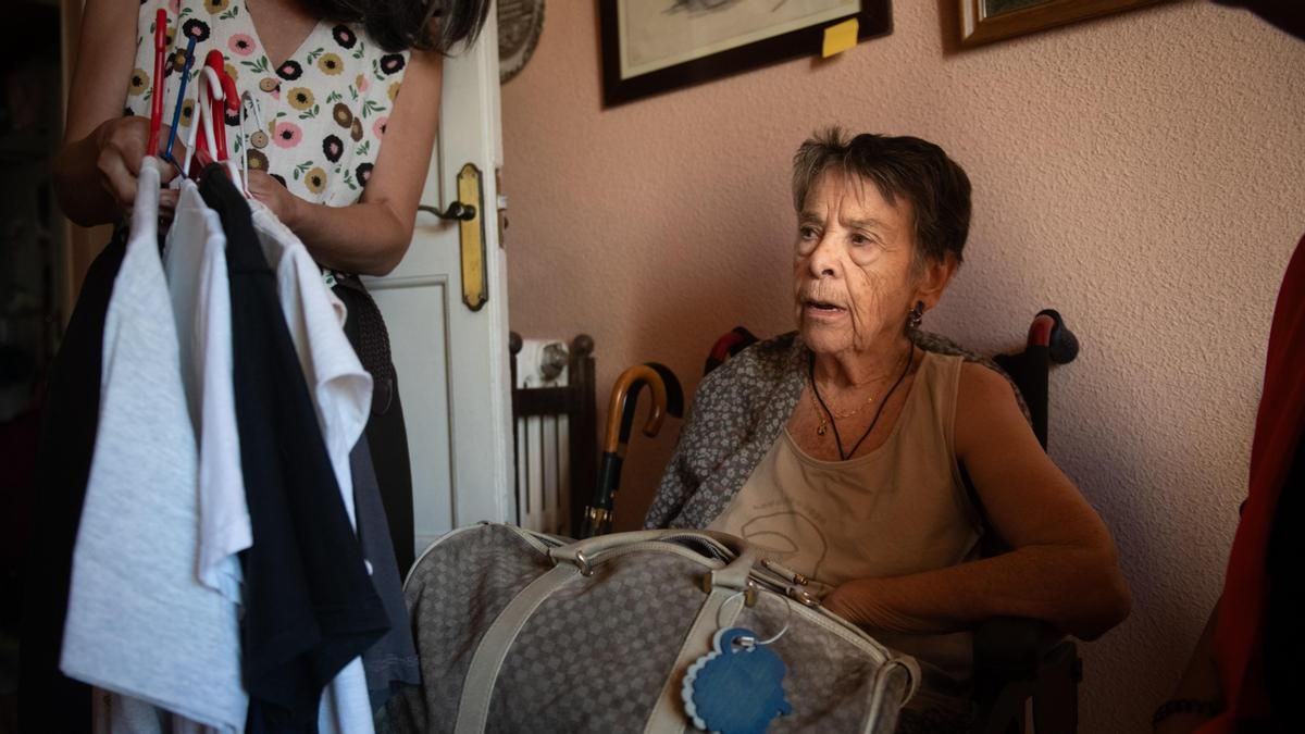 Maricarmen prepara una bolsa con sus cosas antes de su desahucio este miércoles en Madrid