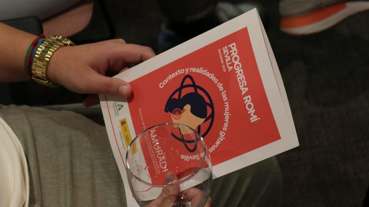 Una asistente sostiene el informe sobre la mujer gitana en Sevilla de la asociación Amuradi.