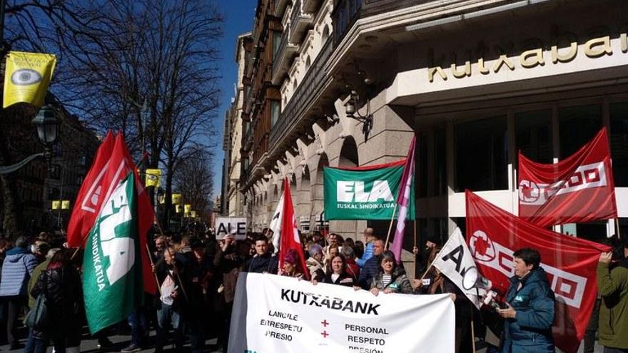 Los sindicatos de Kutxabank califican de "histórica" la huelga, con el 90% de las oficinas cerradas