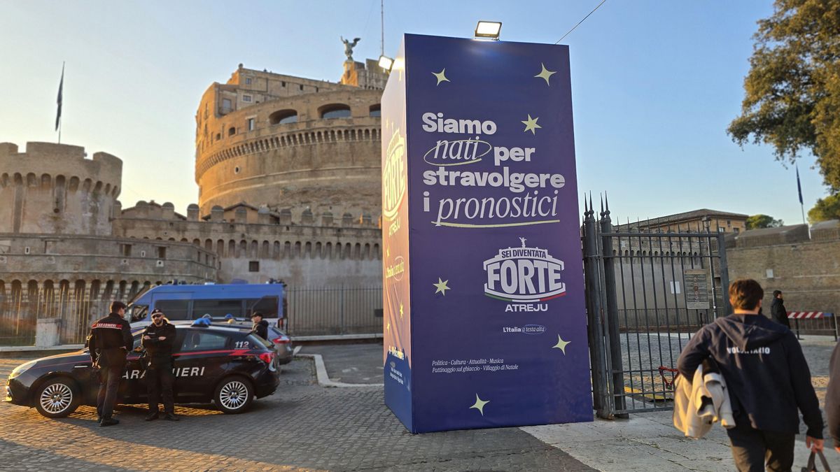 Un cartel en el acceso al recinto donde se celebra el festival Atreju reza: "Nacimos para romper los pronósticos".