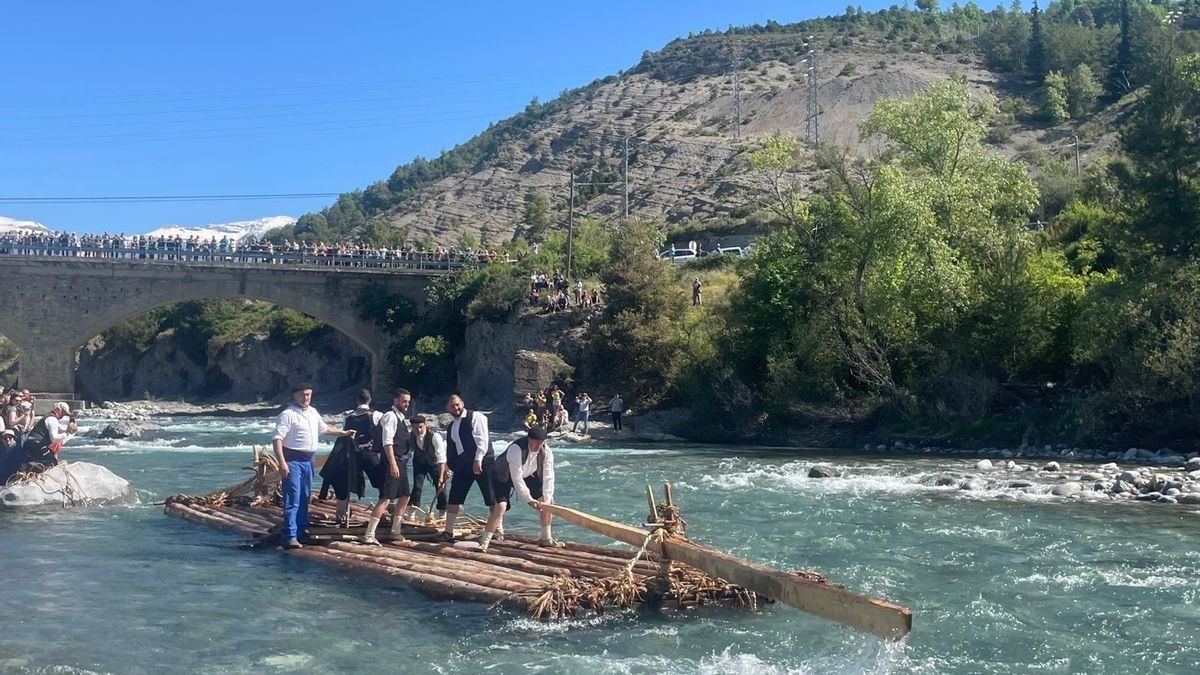 Una de las nabatas, por el Cinca saliendo de la localidad de Laspuña.