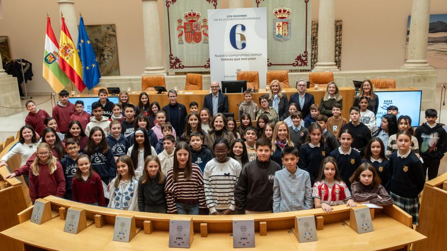 Diputados por un día: 324 escolares de 59 colegios de La Rioja han tomado el Parlamento