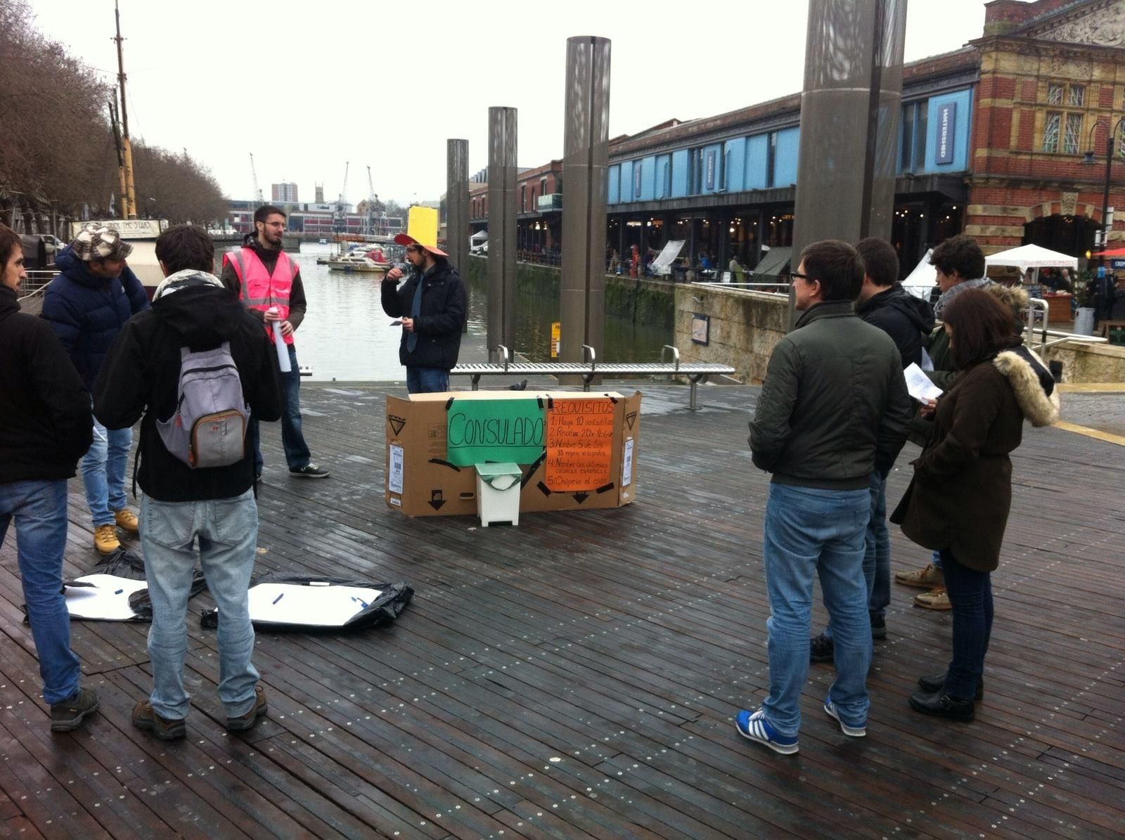 En Bristol, los manifestantes simularon un consulado en el que poder votar