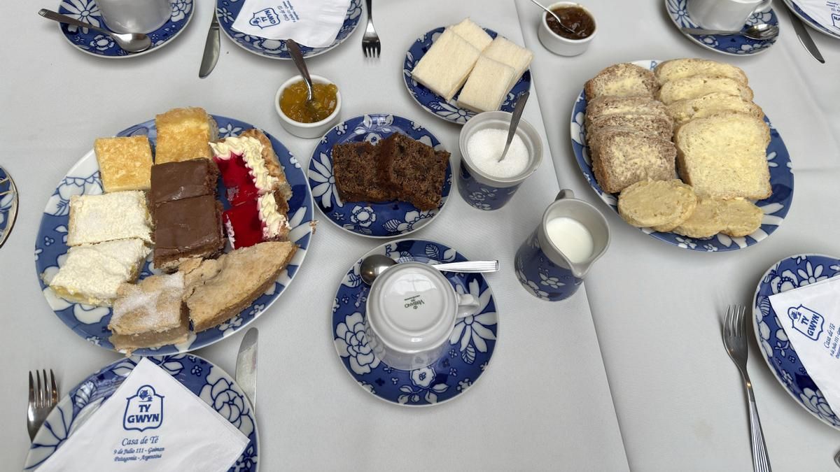 La hora del té en Gaiman. Tienes para el desayuno del día siguiente y la merienda.