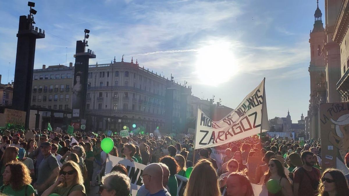 Miles de manifestantes en la Plaza del Pilar de Zaragoza