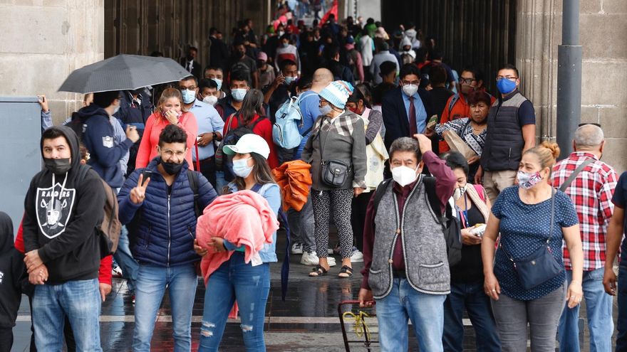 Personas caminan hoy por calles del Centro Histórico de la Ciudad de México. EFE/Carlos Ramírez