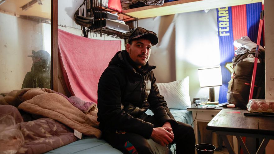 Un local público de Barcelona ocupado por 50 migrantes sin papeles, ante su desalojo inminente: "Nos joden la vida"