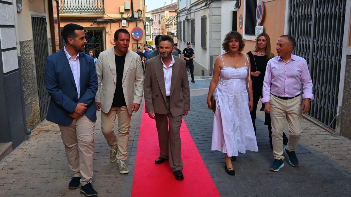El alcalde Mula, Juan Jesús Moreno, junto a miembros de la Corporación y el actor Fernando Tejero