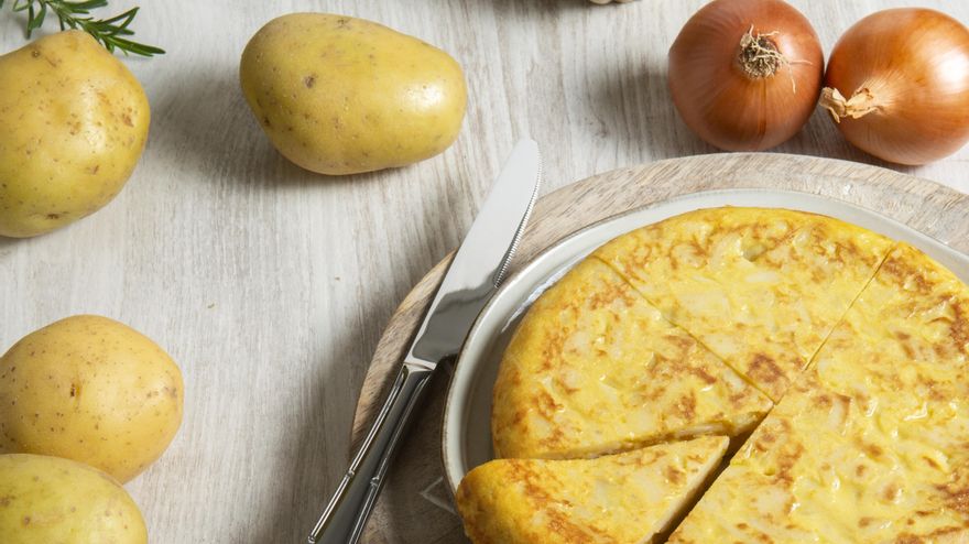 La tortilla de calabacín se puede combinar con cebolla y también con patatas