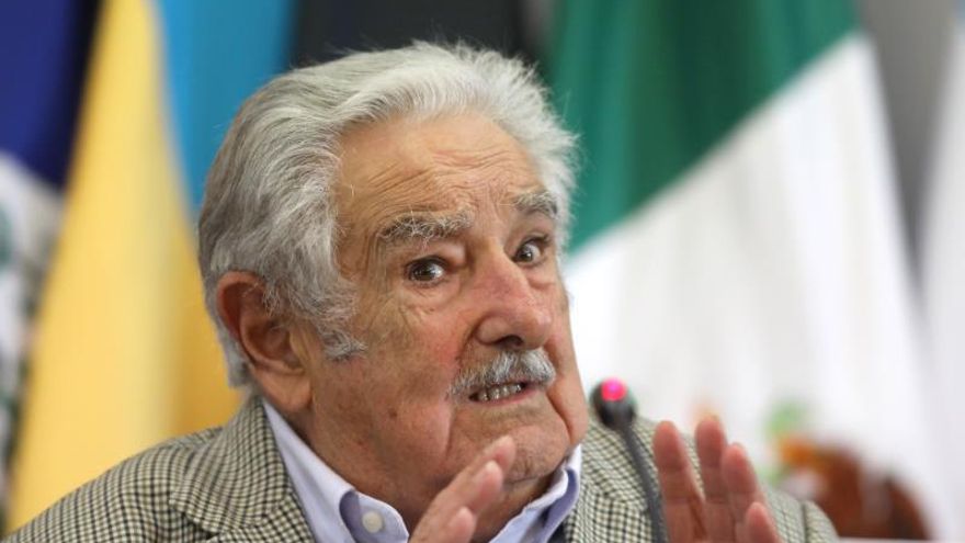 El expresidente de Uruguay José Mujica participa de una conferencia magistral hoy martes en la sede de la cancillería en Ciudad de México (México). José Mujica aseguró este martes que el futuro de Latinoamérica pasa por unirse frente a la globalización y al poder del mercado, ante lo que considera una nueva época de "neocolonización".