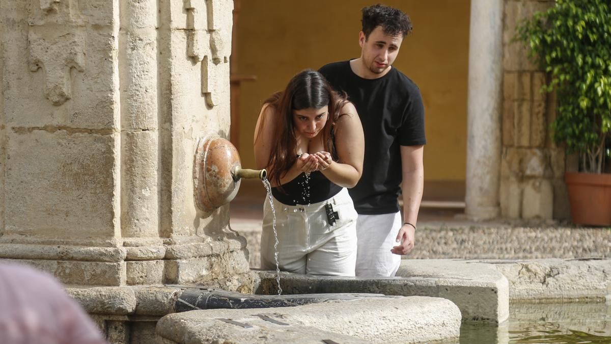 Visitantes se refrescan en Mezquita Catedral en aviso rojo por calor en Córdoba