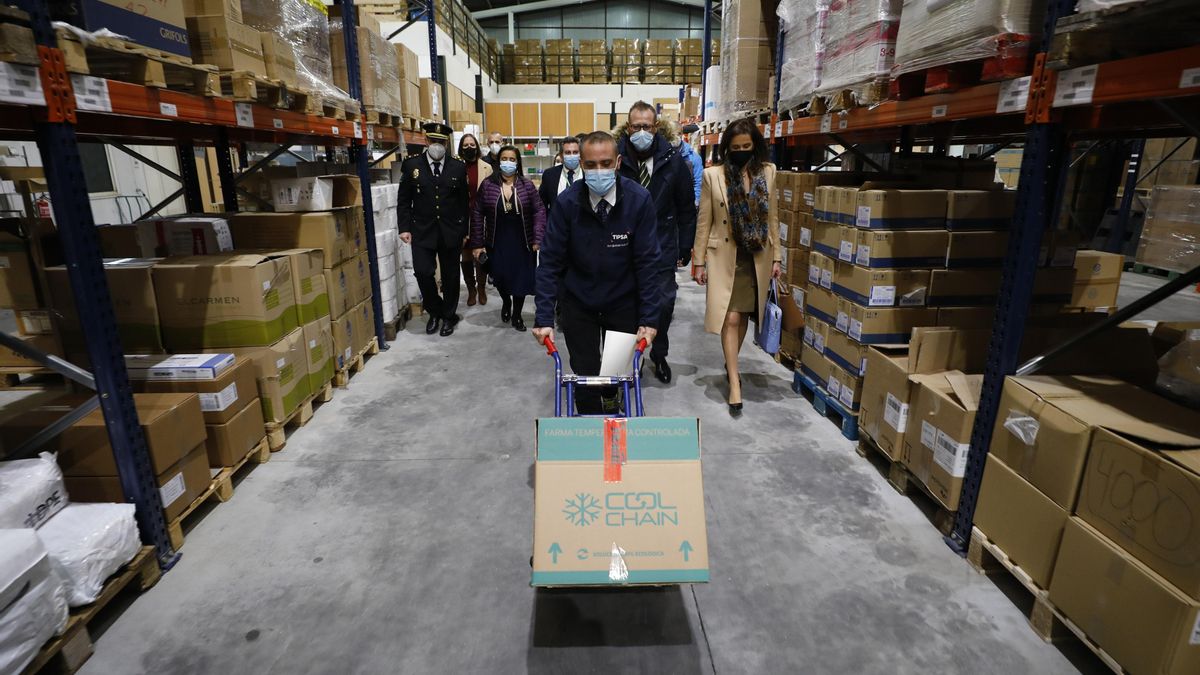 Las primeras dosis de la vacuna contra el coronavirus llegan al Almacén Central del SAS en Atarfe, Granada