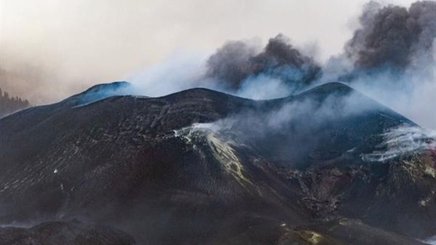 Las grietas en el cono del volcán pueden provocar colapsos en el interior del cráter, pero "no comprometen su estabilidad"
