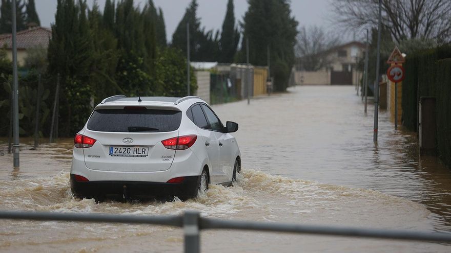La urbanización Las Cigüeñas, inundada: “Como siga creciendo el Guadalquivir, va a hacer un destrozo”