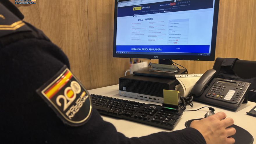 Nueva estafa: bloquean el sistema de Extranjería para vender citas, a pesar de que son gratis