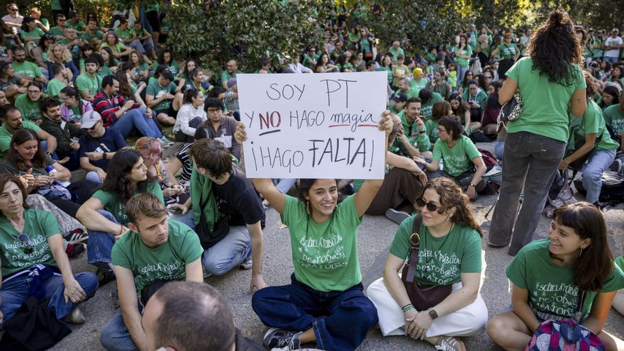 El Comité de Huelga Unitario de la Educación Pública de la Comunidad de Madrid celebra una asamblea abierta con el profesorado en huelga, este viernes en el Paseo de Fernán Núñez en el parque del Retiro de Madrid.-EFE/ Daniel González