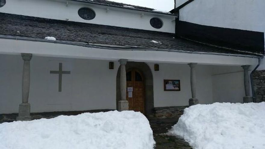 Atrio de la Iglesia de San Miguel, en una imagen reciente con nieve.