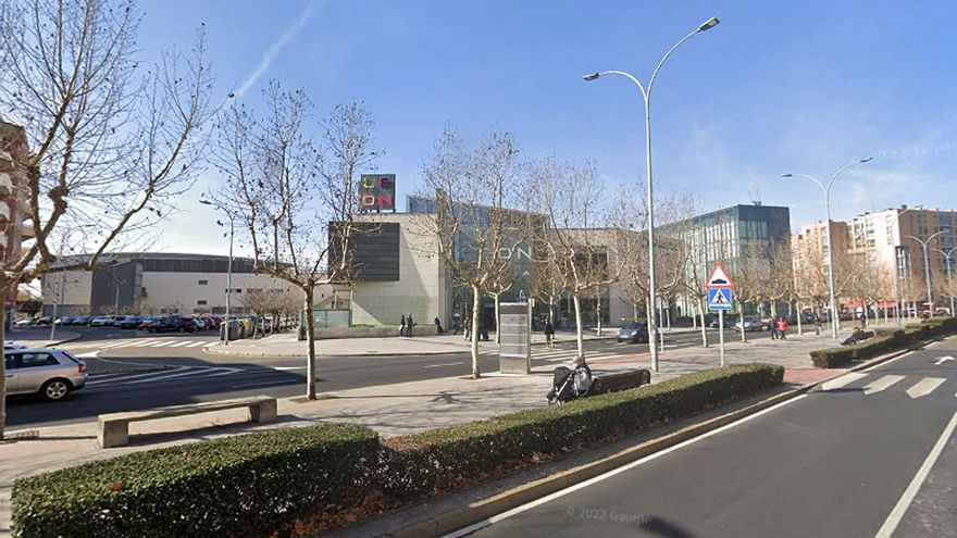 El Centro Comercial León Plaza desde la Avenida de los Reyes Leoneses en Eras. // Google Street Wiew