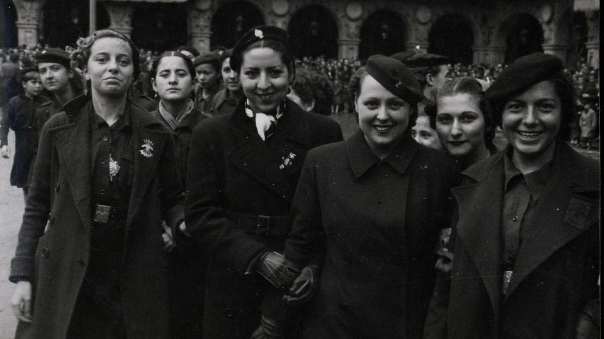 Varias falangista en el homenaje "a los caídos" celebrado en Salamanca en octubre de 1937.
