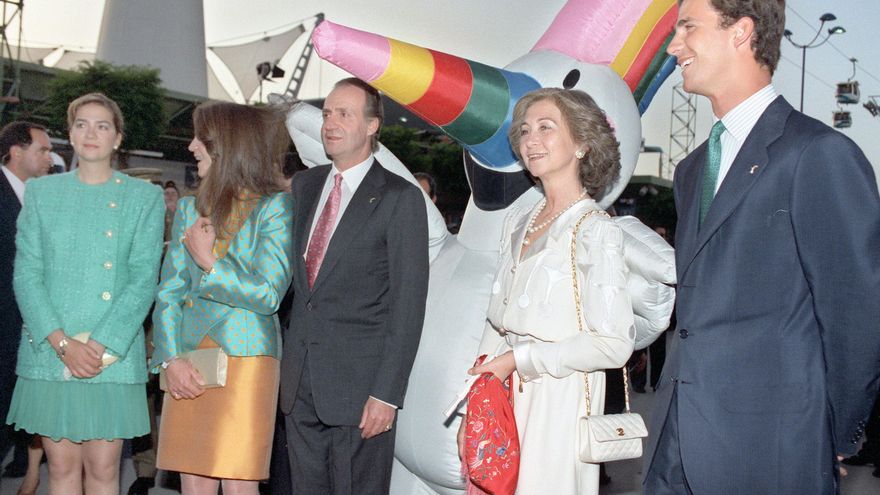 El rey Juan Carlos junto a la reina Sofía, las infantas Cristina y Elena y el entonces príncipe de Asturias, Felipe de Borbón, en la Exposición Universal de Sevilla