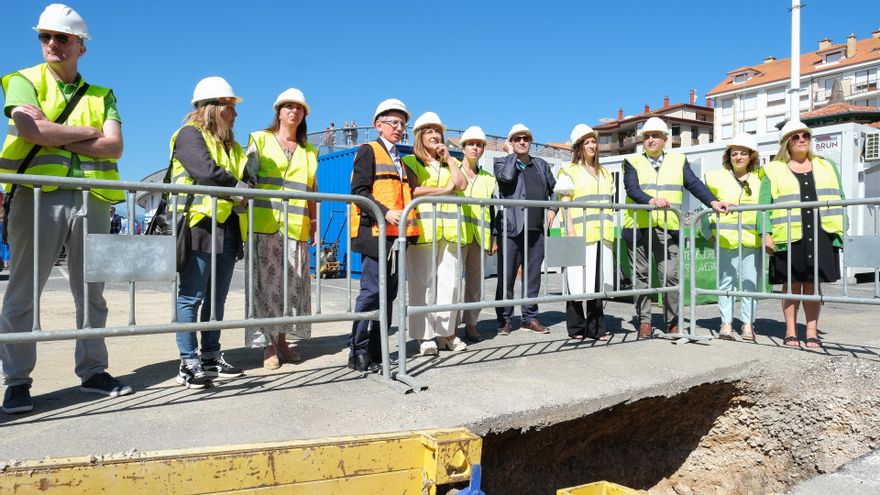 La Presidenta De Cantabria, María José Sáenz De Buruaga, Y El Consejero De Fomento, Ordenación Del Territorio Y Medio Ambiente, Roberto Media, Ponen La Primera Piedra Del Proyecto De Ampliación De La Fábrica De Hielo De San Vicente De La Barquera