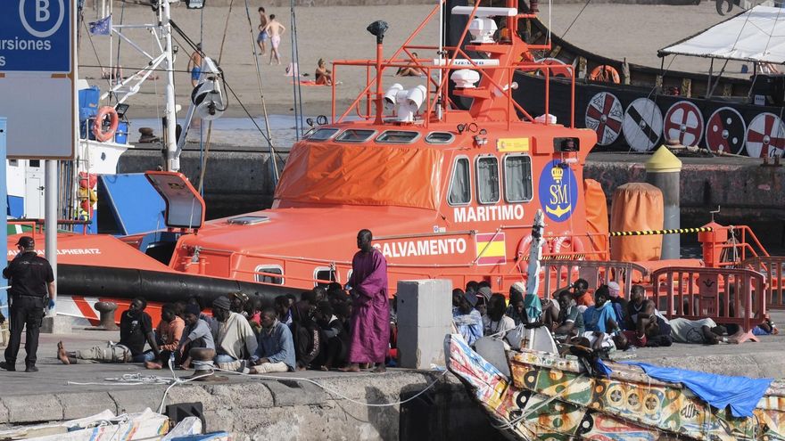 Llegan a El Hierro y Tenerife 570 migrantes en cinco cayucos en lo que va de lunes