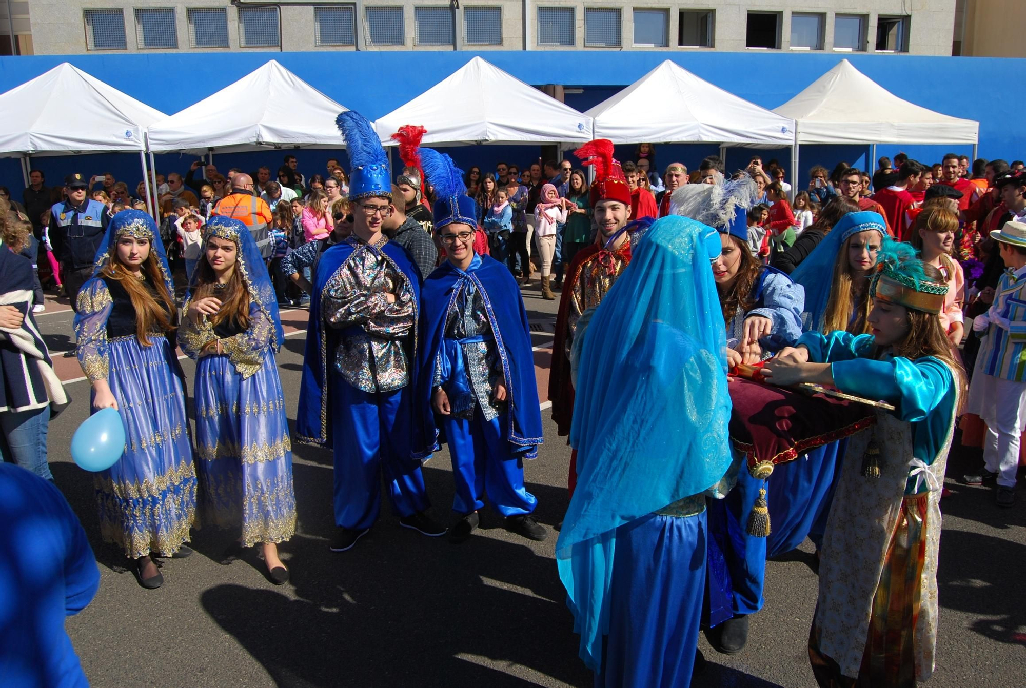 Parte del séquito real preparando la llave mágica que entregarán a Sus Majestades
