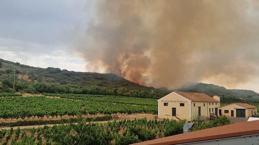 Estabilizado el incendio forestal en Logroño, la AP-68 ya está abierta al tráfico