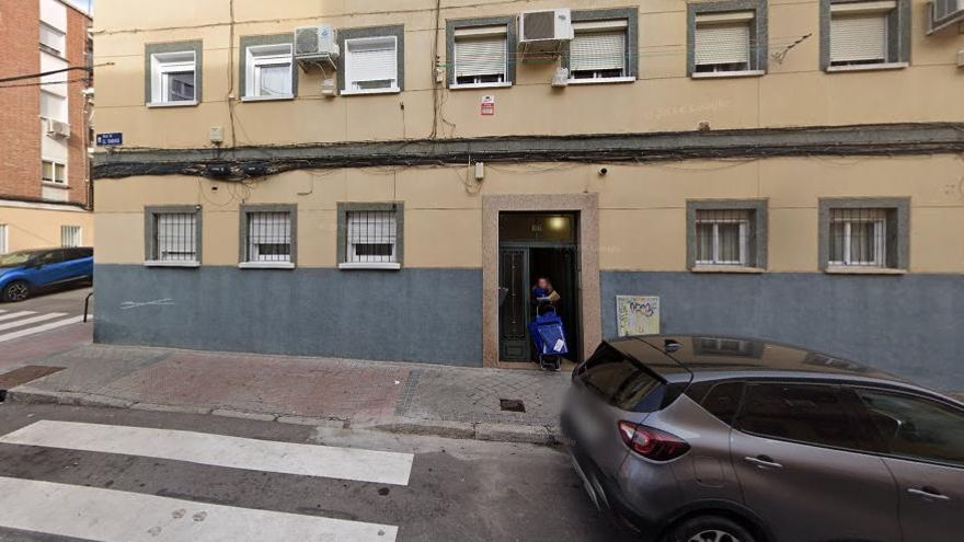 Aparece un bebé recién nacido dentro de una bolsa de basura en un portal de Carabanchel