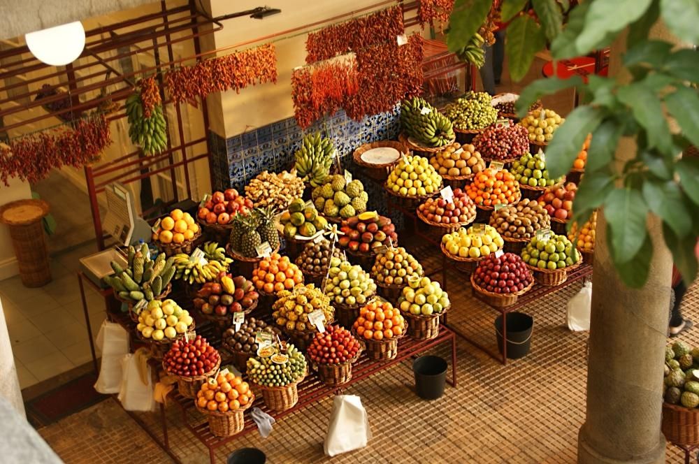 Puesto de frutas en el mercado de Funchal